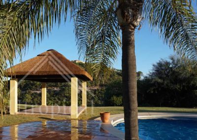 Zona para comer en jardin Diseño techo tropical con junco