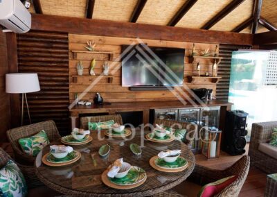 cenador de madera con cristales y tejado de junco