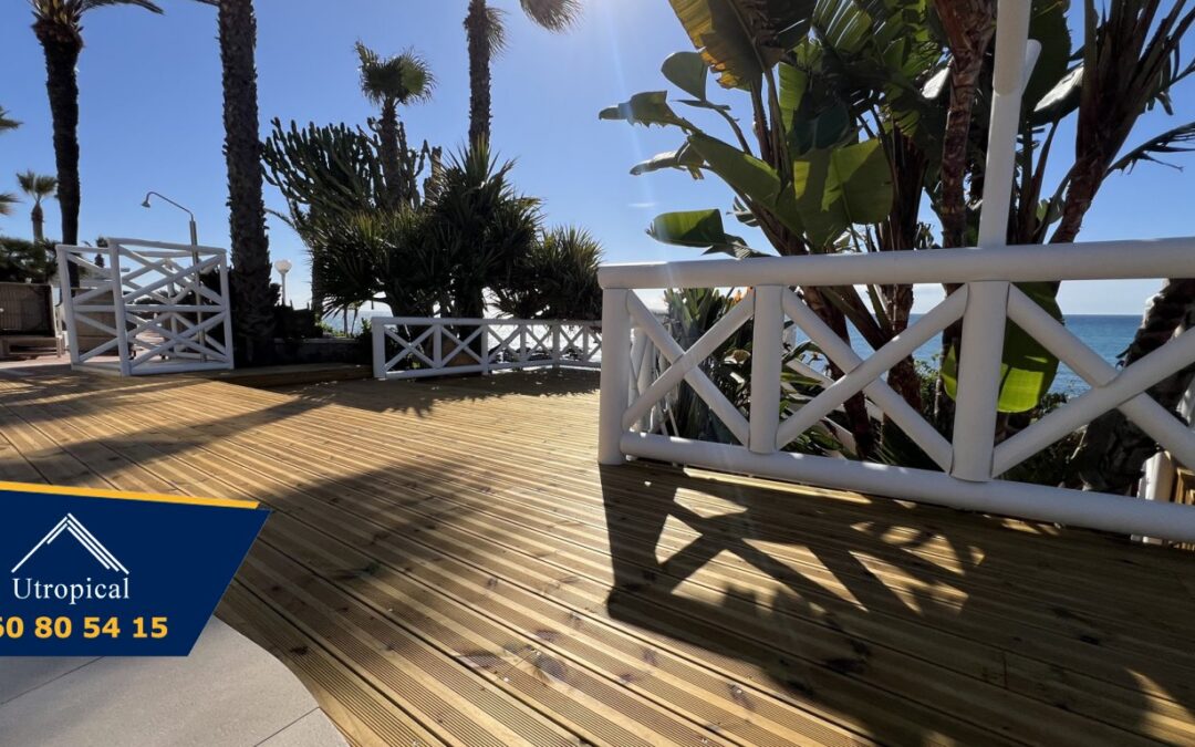 Terraza de Madera con Diseño Tropical y Vistas al Mar