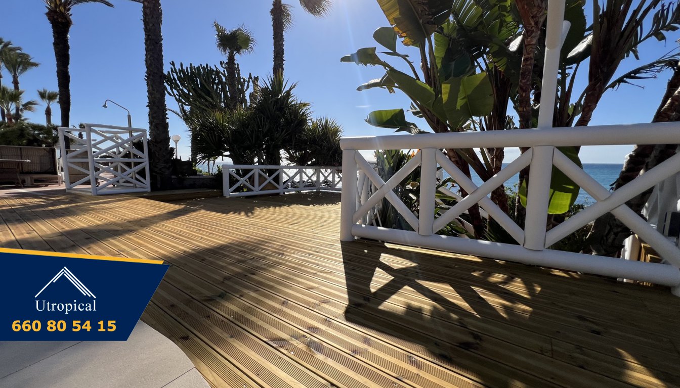 Terraza de Madera con Diseño Tropical y Vistas al Mar